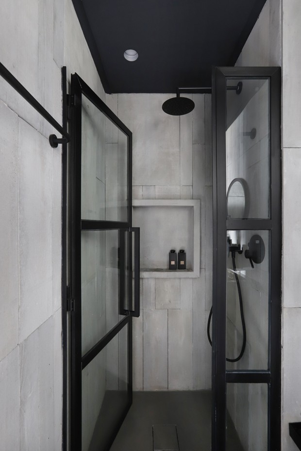 Dúplex de 170 m² tem décor com predomínio de preto e muito design assinado  (Foto: Mariana Orsi )