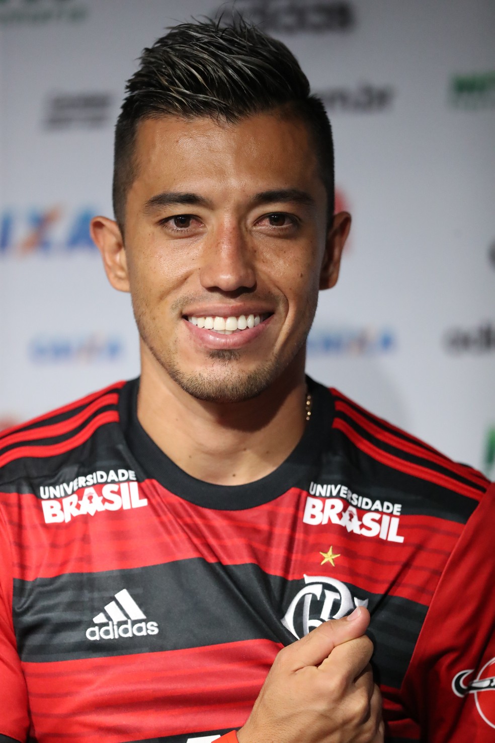 Fernando Uribe foi apresentado e vestiu a camisa do Flamengo. Contrato at&eacute; dezembro de 2021 (Foto: Gilvan de Souza / Flamengo)