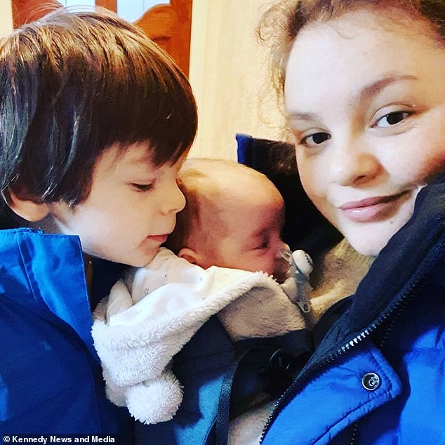 Rebecca com os dois filhos (Foto: Reprodução/Daily Mail)