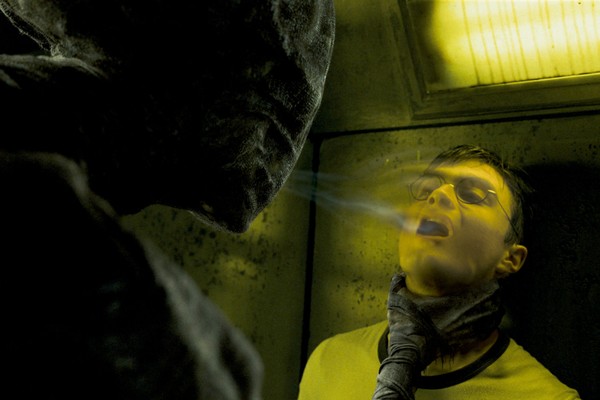 O bruxo Harry Potter (Daniel Radcliffe) sendo atacado por um dementador em cena da franquia Harry Potter (Foto: Reprodução)