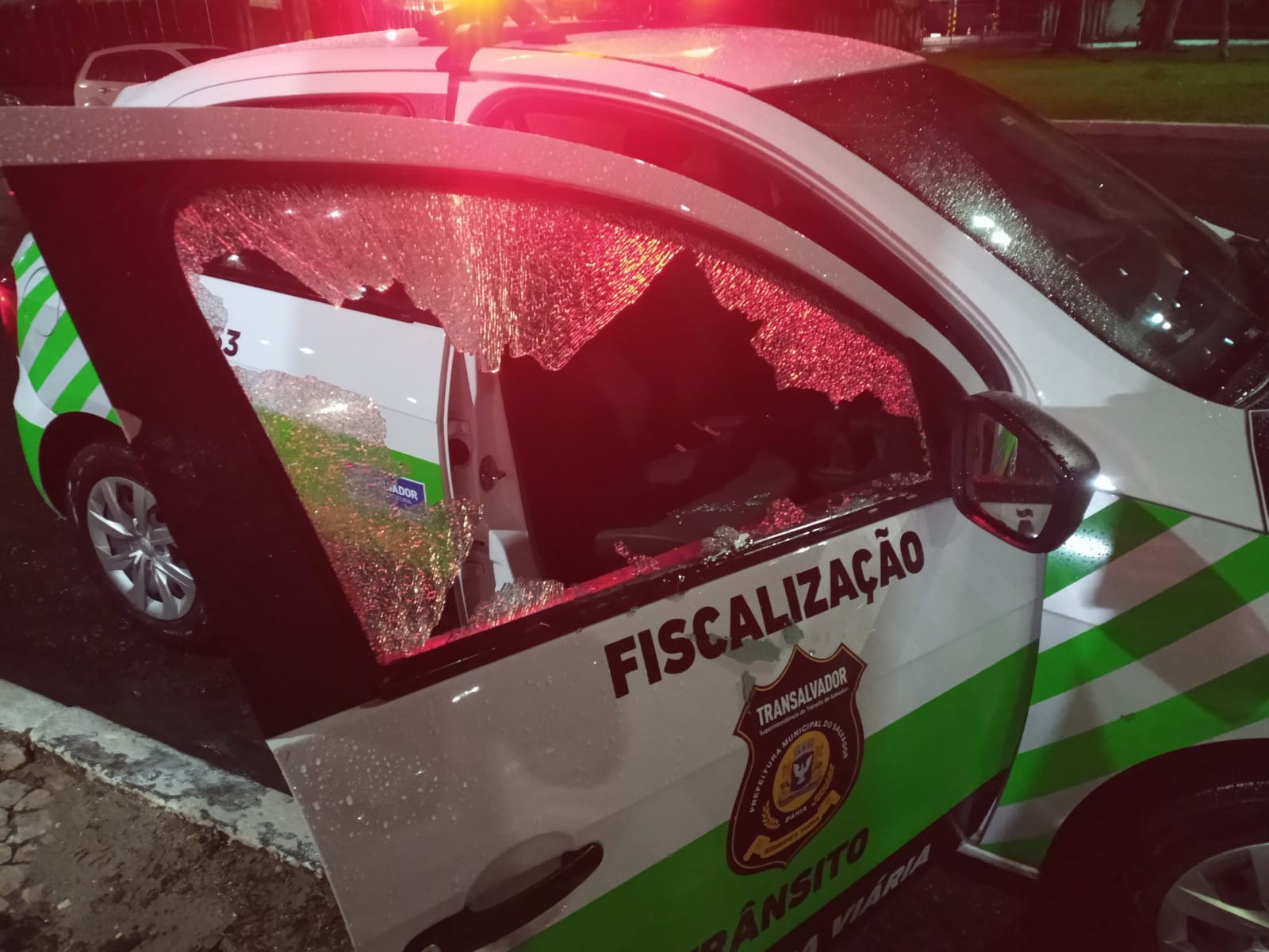 Viatura da Transalvador é alvo de vandalismo; vidro do carro foi apedrejado 