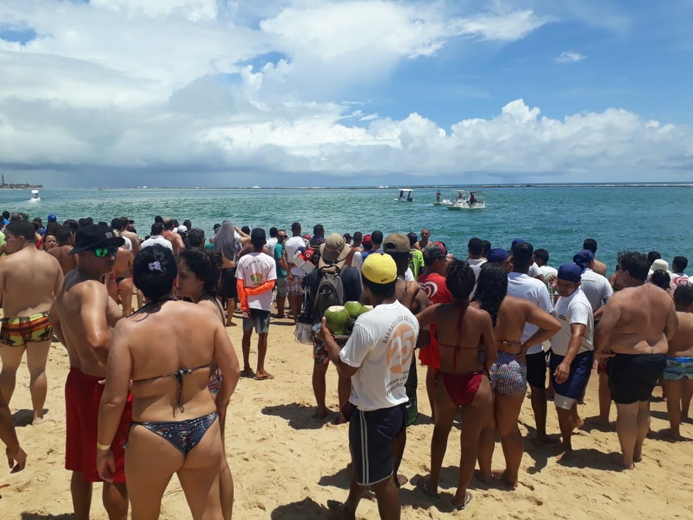 Ação de resgate chamou a atenção dos banhistas, que se aglomeraram na areia para acompanhar o salvamento no Gunga, Alagoas — Foto: Denisson Roma/Globoesporte.com