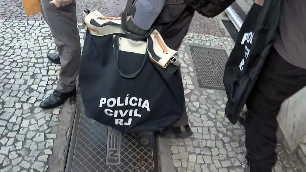 Material apreendido em apartamento de Filipe Ret — Foto: Reprodução/TV Globo