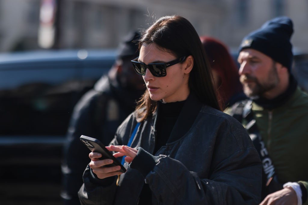 PARIS, FRANCE - MARCH 08: Vittoria Ceretti seen wearing a black sunglasses, a black bomber jacket, blue Jacquemus Bambino bag with a yellow pin, black turtleneck top, outside Chanel, during Paris Fashion Week - Womenswear F/W 2022-2023, on March 08, 2022  (Foto: Getty Images)