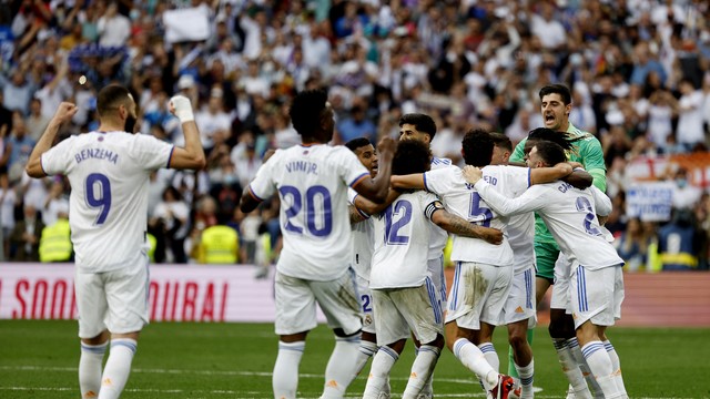 Jogadores do Real Madrid comemoram o título espanhol após vitória sobre o Espanyol