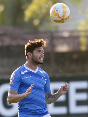 Titular contra o Sport, Mena esquece Copa América e quer ajudar o Cruzeiro