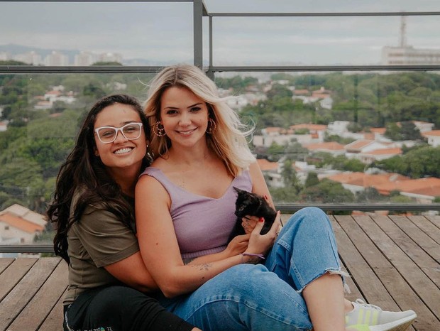 Marcela McGowan e Luiza visitam loja de enxoval para bebês nos EUA