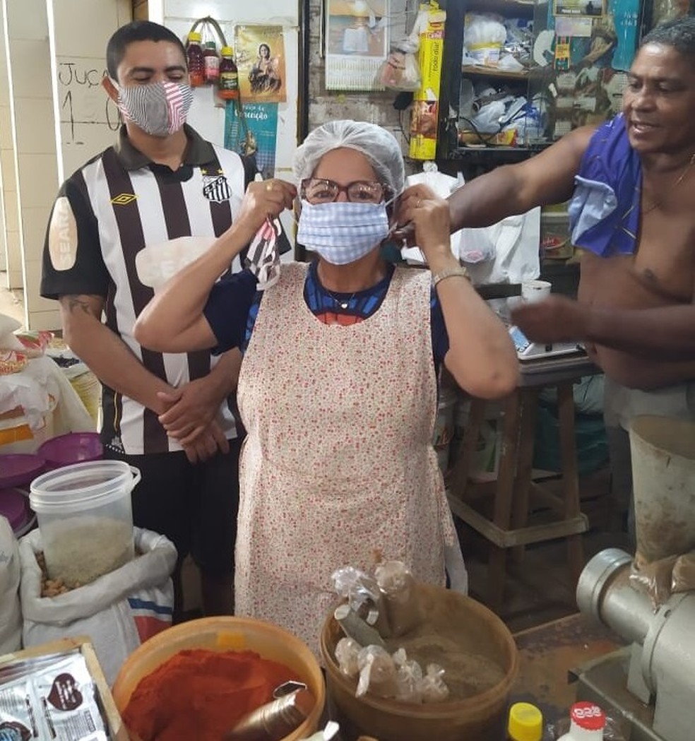 Professor E Esposa Fabricam Quase 600 Mascaras Para Doacao Em Sao Luis Obrigacao De Ajudar Vem Ver Pequeno G1 professor e esposa fabricam quase 600