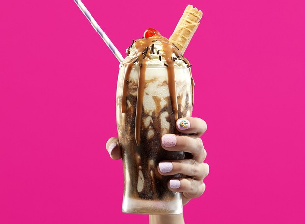 Decore o milkshake vegano com ganache de chocolate e outros toppings de sua preferência (Foto: NotCo / Divulgação)