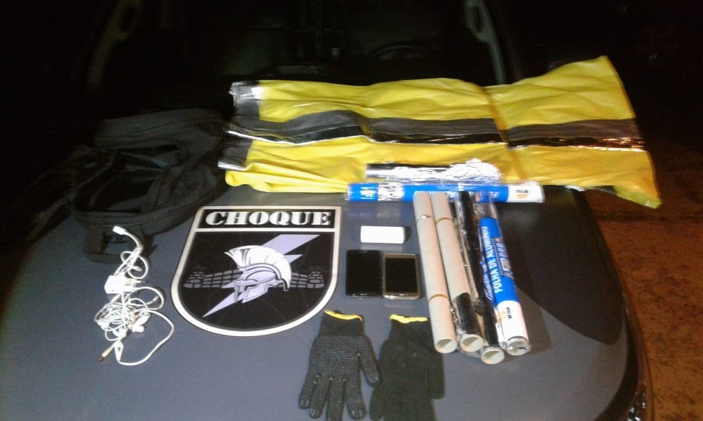 Parte dos equipamentos usados em tentativa de assalto a banco em MS (Foto: Polícia Militar/Divulgação)