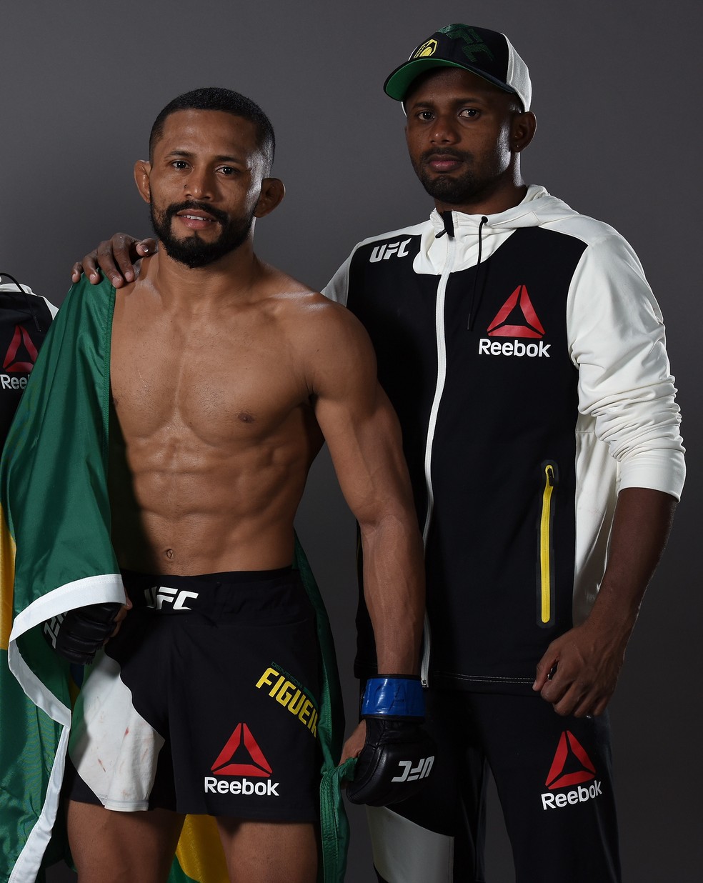 Deiveson Figueiredo e o irmão, Francisco, agora estão juntos no UFC — Foto: Getty Images