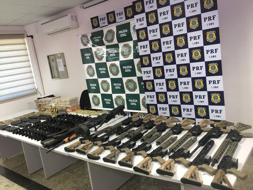 Operação apreendeu 60 armas na Via Dutra (Foto: Divulgação/ PRF)