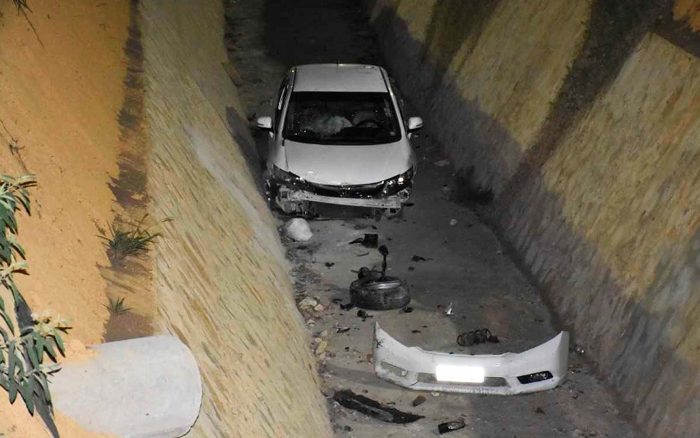 Carro que caiu em vala de avenida em Vitória da Conquista perdeu uma das rodas e o parachoque (Foto: Anderson  Oliveira/Blog do Anderson)