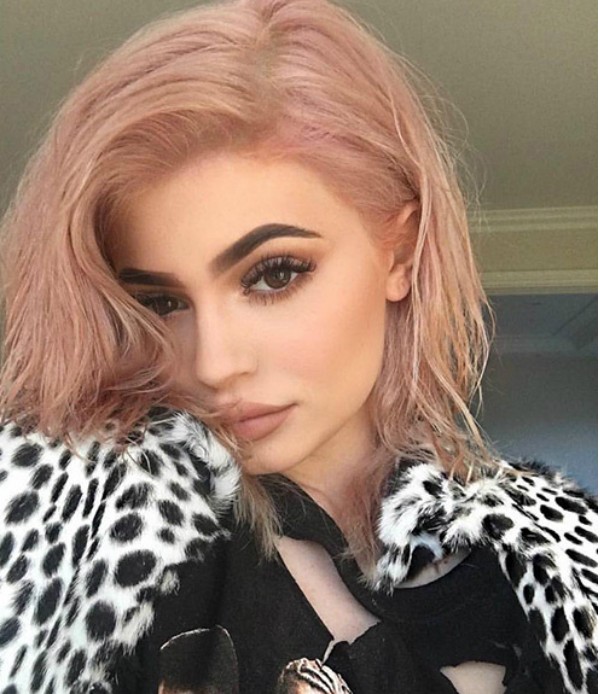 A foto deletada por Kylie Jenner com seu cabelo rosa (Foto: Instagram)