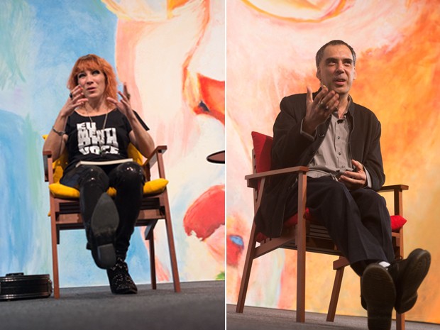 Karina Buhr, com o pandeiro aos pés, e Arnaldo Antunes, durante a mesa 'Desperiçando verso' neste sábado (4) na Flip 2015 (Foto: Divulgação)