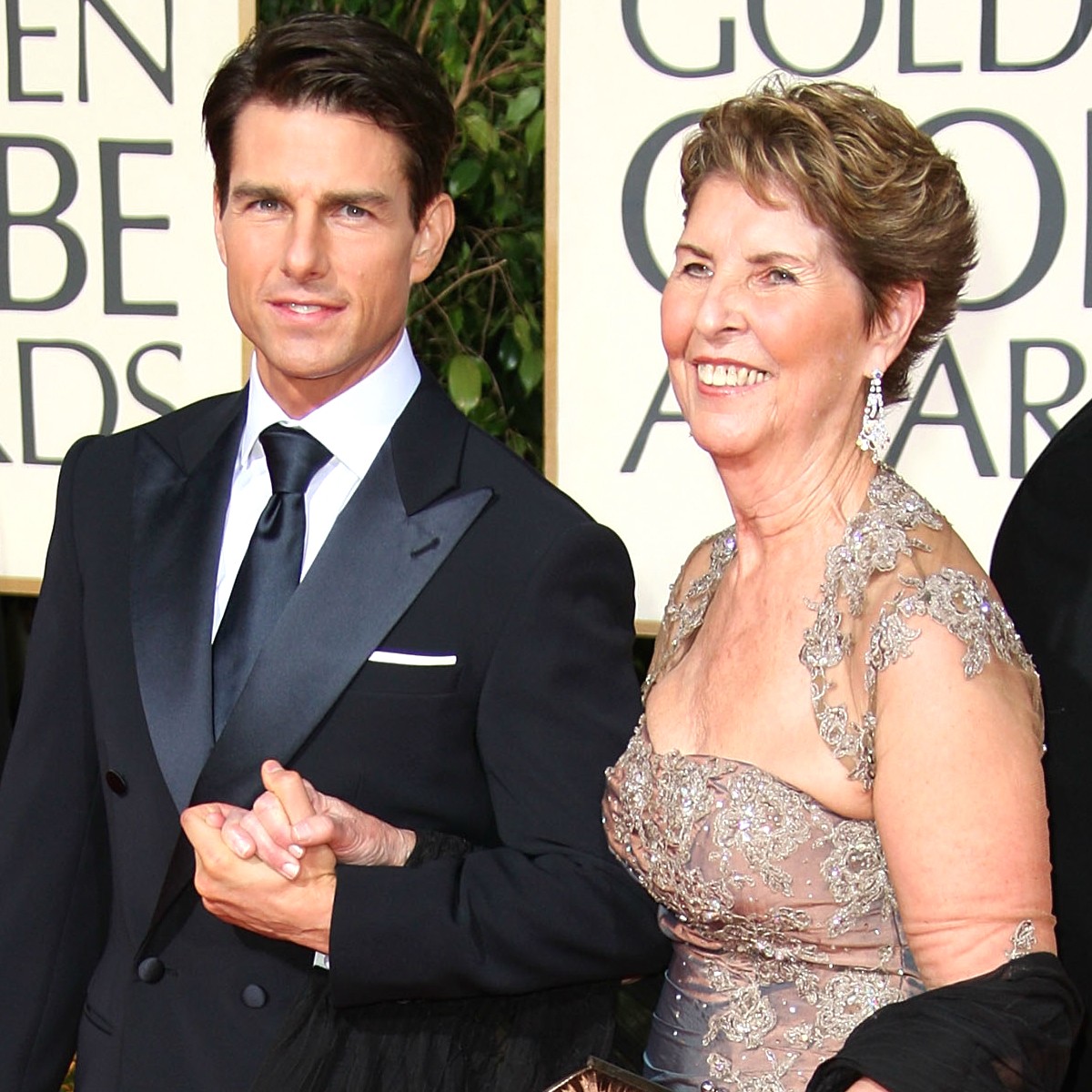 Tom Cruise foi ao Globo de Ouro 2011 acompanhado da mãe, Mary Lee Mapother. (Foto: Getty Images)