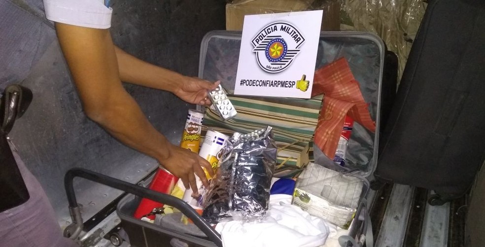 Homem preso em Presidente Epitácio transportava os comprimidos dentro de uma mala (Foto: Polícia Militar/Cedida)