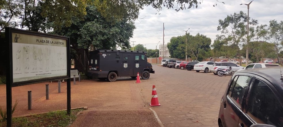 Carro blindado em Ponta Porã   Foto: Ântonio Coca/ Reprodução