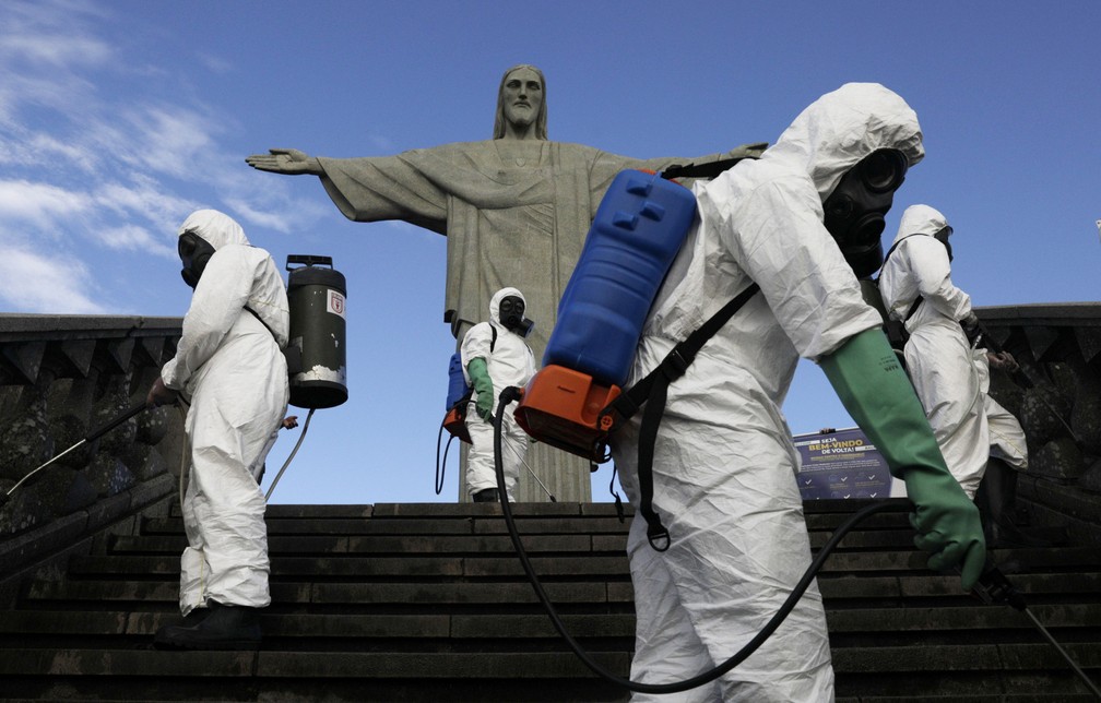 13 de agosto - Ação de desinfecção para a reabertura do monumento do Cristo Redentor — Foto: Ricardo Moraes/Reuters