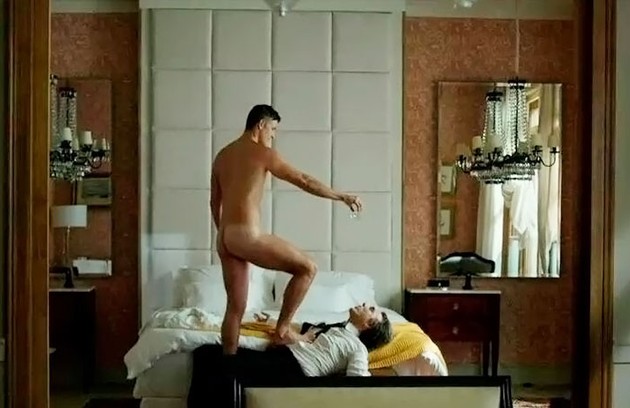 Gianecchini também protagonizou cenas sensuais com Fernando Eiras, o Maurice da história. Em uma delas, ele apareceu nu e fez xixi no amante  (Foto: Reprodução)