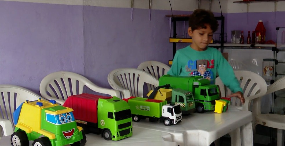 Menino de 8 anos troca festa de aniversário por distribuição de lanches para catadores de lixo no interior do Maranhão — Foto: Reprodução/TV Mirante