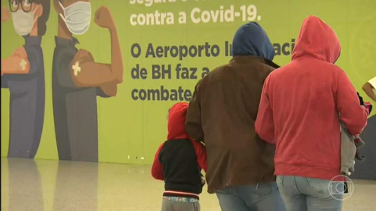 Voo com mais de 200 brasileiros deportados dos EUA, incluindo crianças, chega a BH