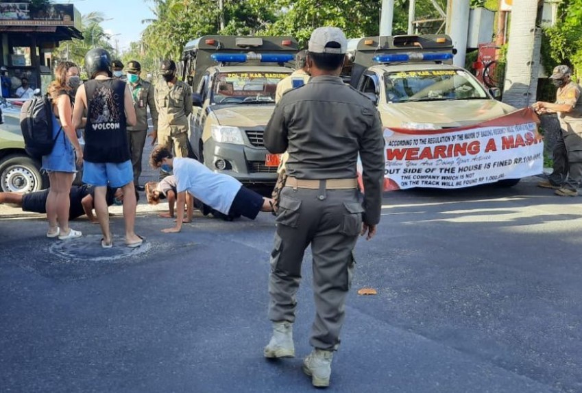 Turistas em Bali são punidos com flexões por não seguirem protocolos de saúde da Covid-19 (Foto: Reprodução)