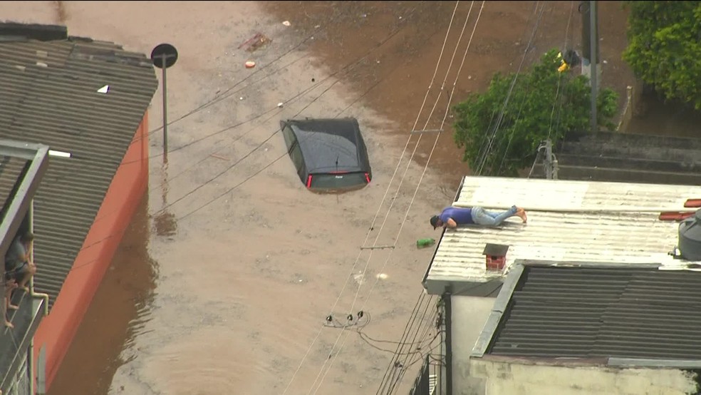 Carro é encoberto pela água na Zona Norte de São Paulo nesta terça-feira (20). — Foto: Reprodução/GloboNews