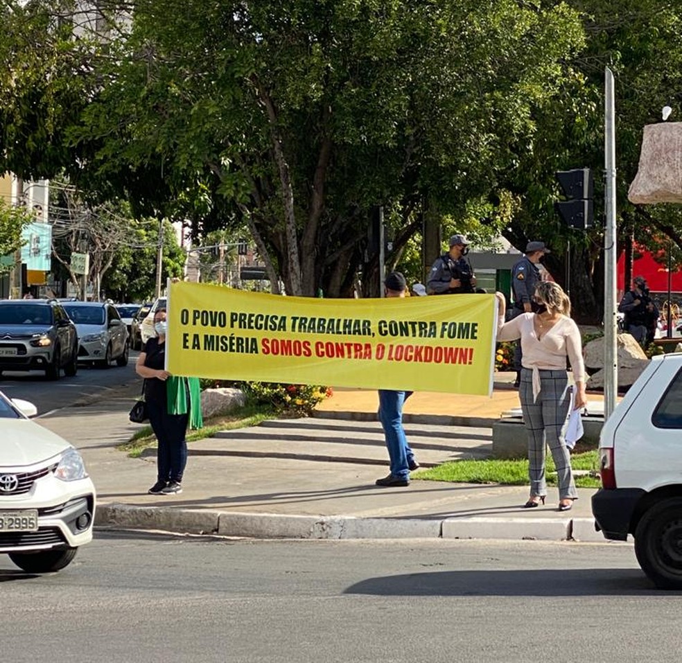 Manifestantes usaram faixas para protestar contra quarentena obrigatória em Cuiabá — Foto: Divulgação