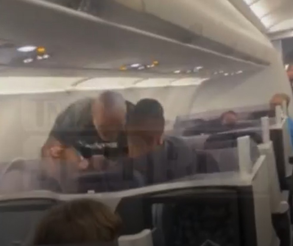 Mike Tyson dá socos em passageiro que o irritou em avião — Foto: TMZ Sports