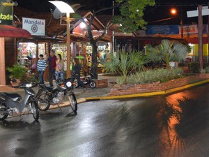 À noite turista pode passear pelo centro de Bonito e conhecer a gastronomia local  (Foto: Anderson Viegas/G1 MS)