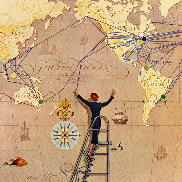 Vintage illustration of an air traffic controller plotting flight routes on a large map of the world; screen print, 1952. (Photo by GraphicaArtis/Getty Images) (Foto: Getty Images)