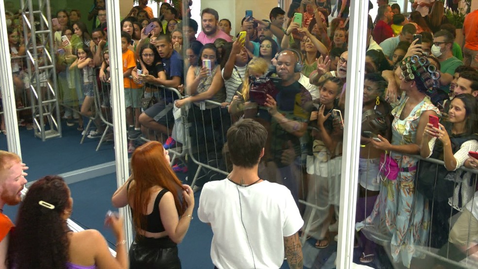 F&atilde; fantasiado de Dona Herm&iacute;nia' surge na plateia da Casa de Vidro do BBB 23 &mdash; Foto: Globo