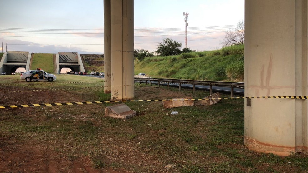 Parte da proteÃ§Ã£o de concreto do viaduto caiu com o impacto do caminhÃ£o na Rodovia Sp-101, em Campinas (Foto: Helen Sacconi/EPTV)