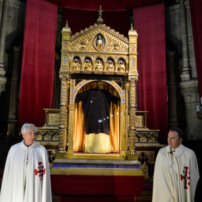 Para a Igreja Católica, Santa Túnica foi usada por Jesus a caminho da Cruz; alguns contestam (Foto: Basílica de Saint Denis de Argenteuil)