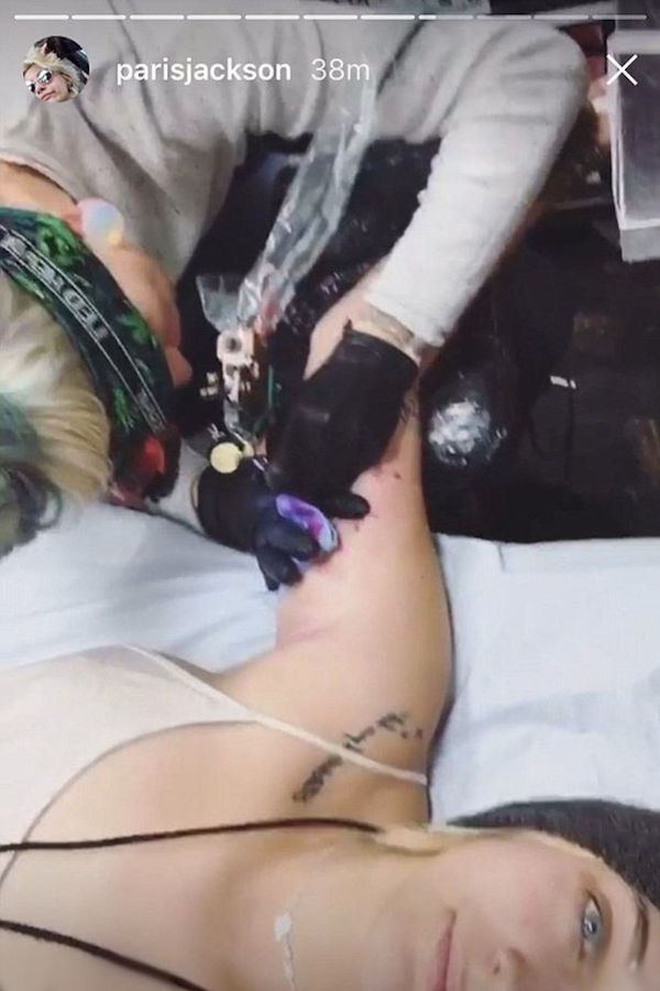 Paris Jackson durante sua sessão de tatuagem (Foto: Instagram)