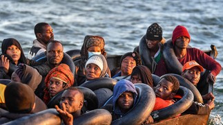 Migrantes da África subsaariana em barco improvisado são encontrados por autoridades tunisianas a cerca de 50 milhas náuticas no mar Mediterrâneo, na costa da cidade central da Tunísia — Foto: FETHI BELAID/AFP