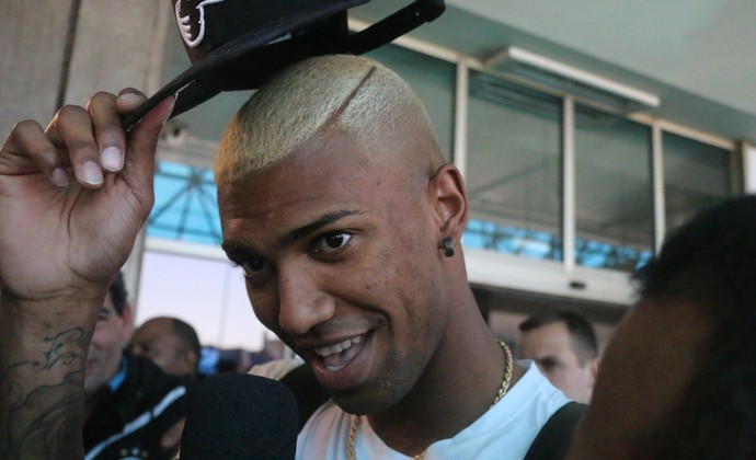 Walace chega de cabelo platinado e diz que ficha não caiu por ouro