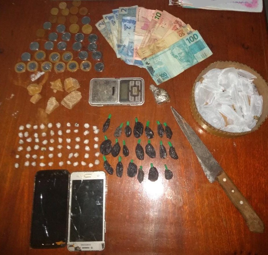 Mulher em condicional é presa com crack, cocaína e maconha em Monte Alegre de Minas