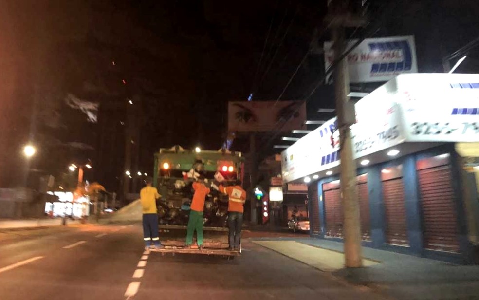 Coleta de lixo sendo feita nesta terça-feira no Setor Bela Vista, em Goiânia (Foto: Murillo Velasco/G1)