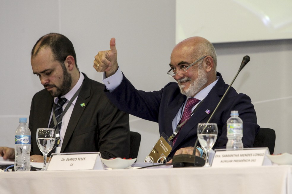 Eurico Teles (à direita), presidente da Oi, durante assembleia de credores da empresa, no Rio de Janeiro (Foto: Divulgação)