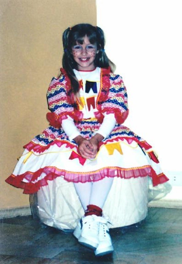 Com vestido de bandeirinhas, Carla Diaz em festa junina na infância (Foto: Reprodução/Instagram)