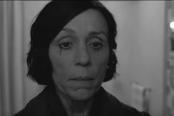 Frances McDormand em cena de The French Dispatch (2021), do diretor Wes Anderson (Foto: Reprodução)