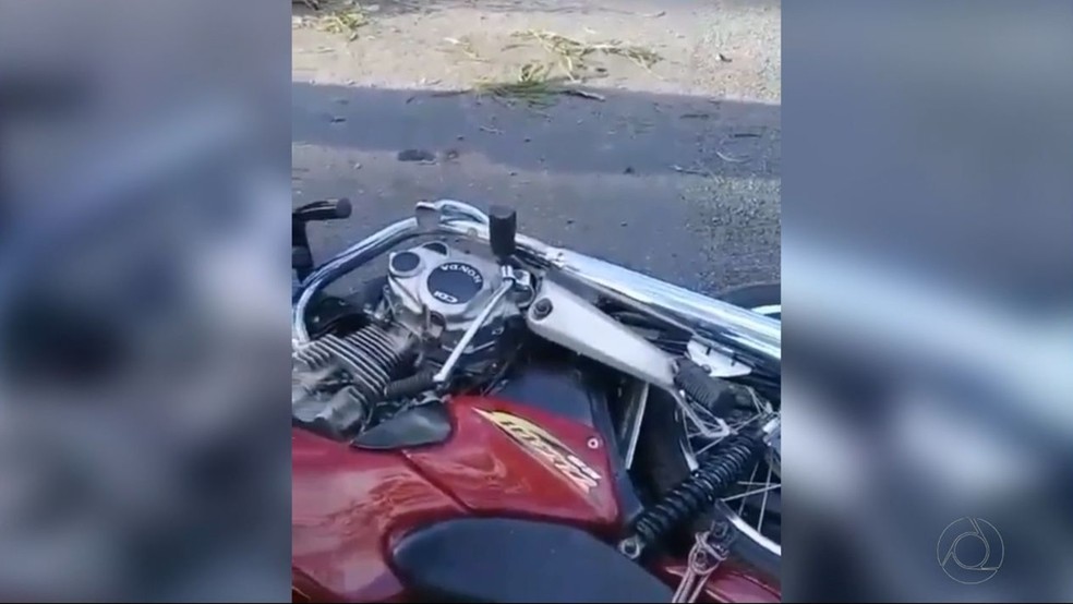 Idoso caiu da moto após ser atingido por uma árvore (Foto: Reprodução/TV Cabo Branco)