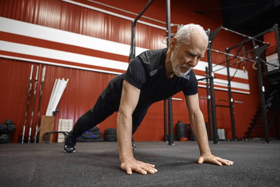 Flexões estão entre as opções práticas de exercícios, sem equipamento envolvido