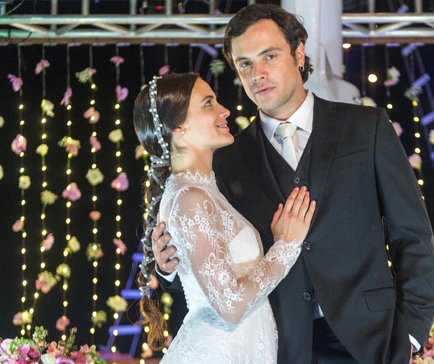 O casamento de Clara e Gael em "O outro lado do paraíso" (Foto: Reprodução/TV Globo)