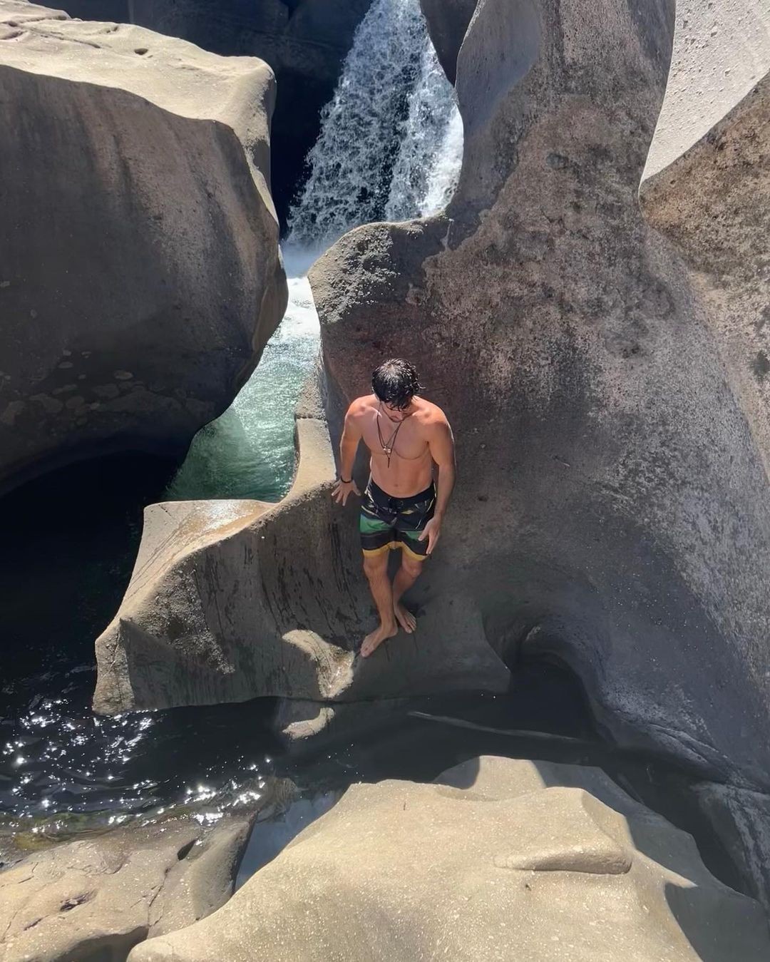 Marcos Pitombo posou para fotos em cachoeira (Foto: Reprodução/Instagram)
