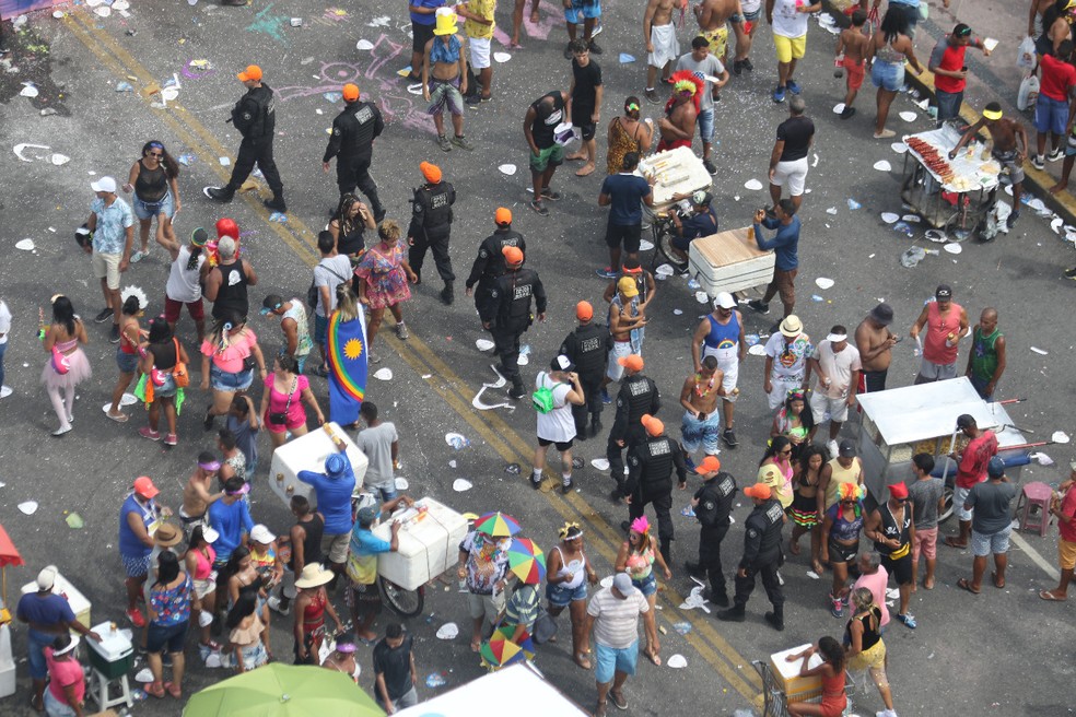 PMs, que usavam bonés laranjas, atuaram durante o desfile do galo da Madrugada, no Recife, neste sábado (22) — Foto: Aldo Carneiro/Pernambuco Press