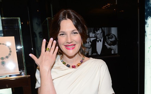 Drew Barrymore exibe anel de coleção em evento de jóias em Beverly Hills