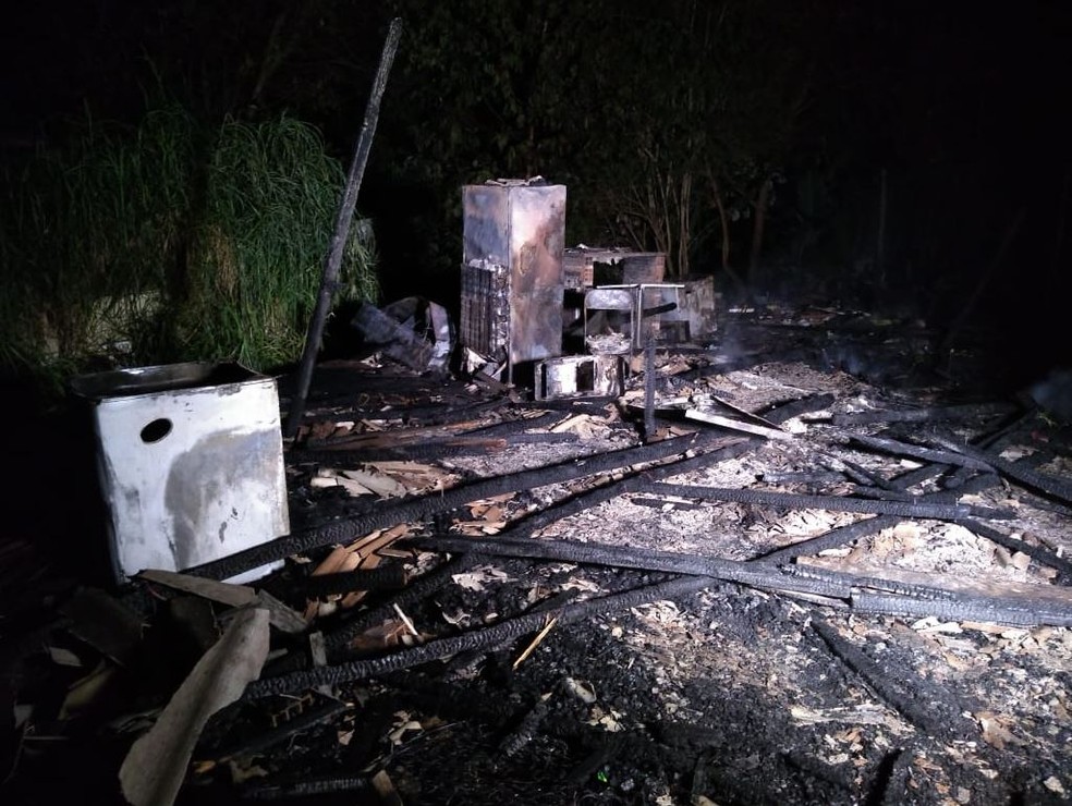 Incêndio atingiu barracos em Hortolândia — Foto: Daniel Mafra / EPTV